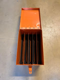 Orange plåtlåda