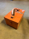 Orange plåtlåda
